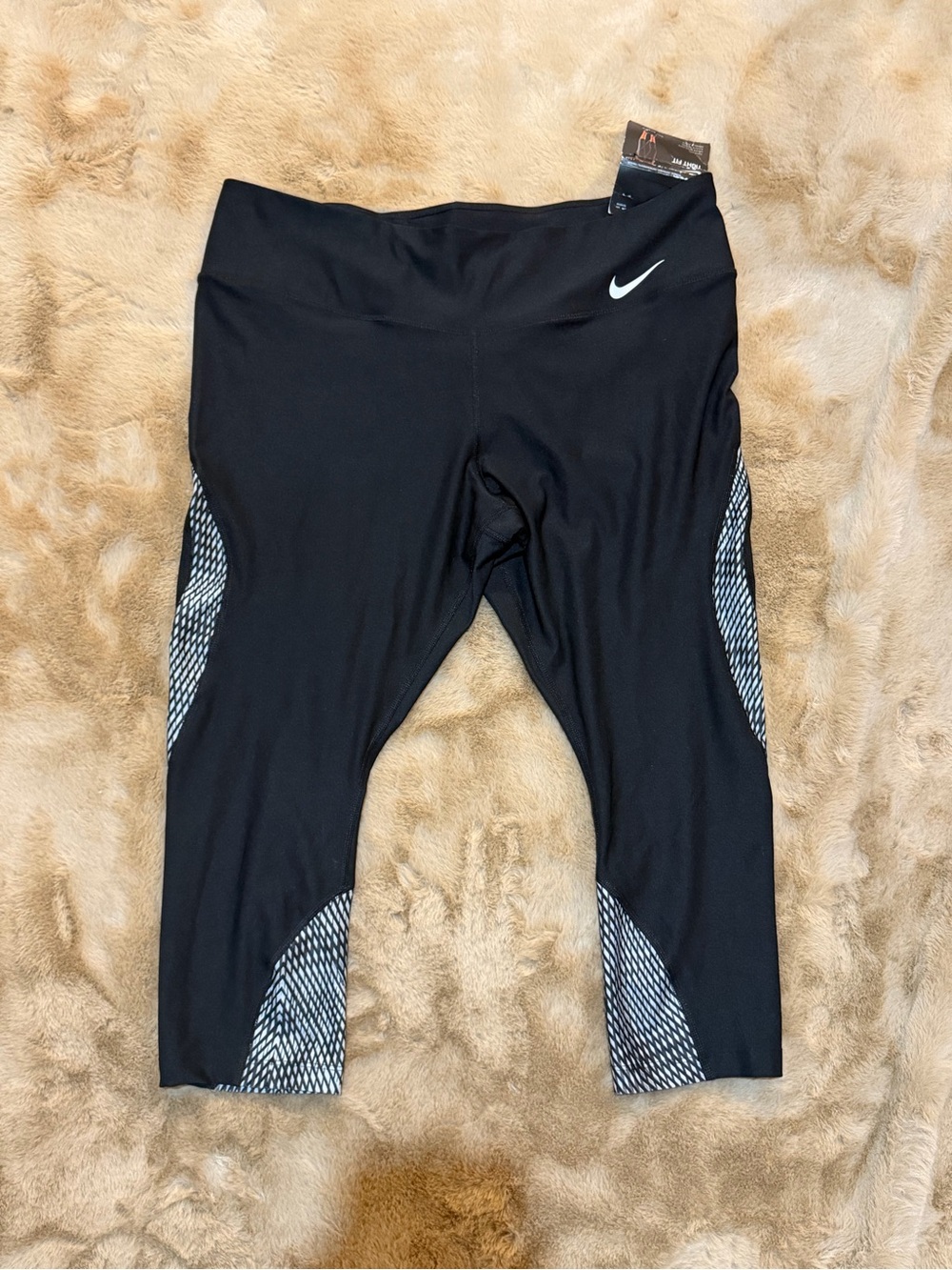 NIKE WOMENS PLUS SIZE LEGGINGS 1X BLACK WHITE CAPRI PANT TIGHT LIESURE ATHLETIC
